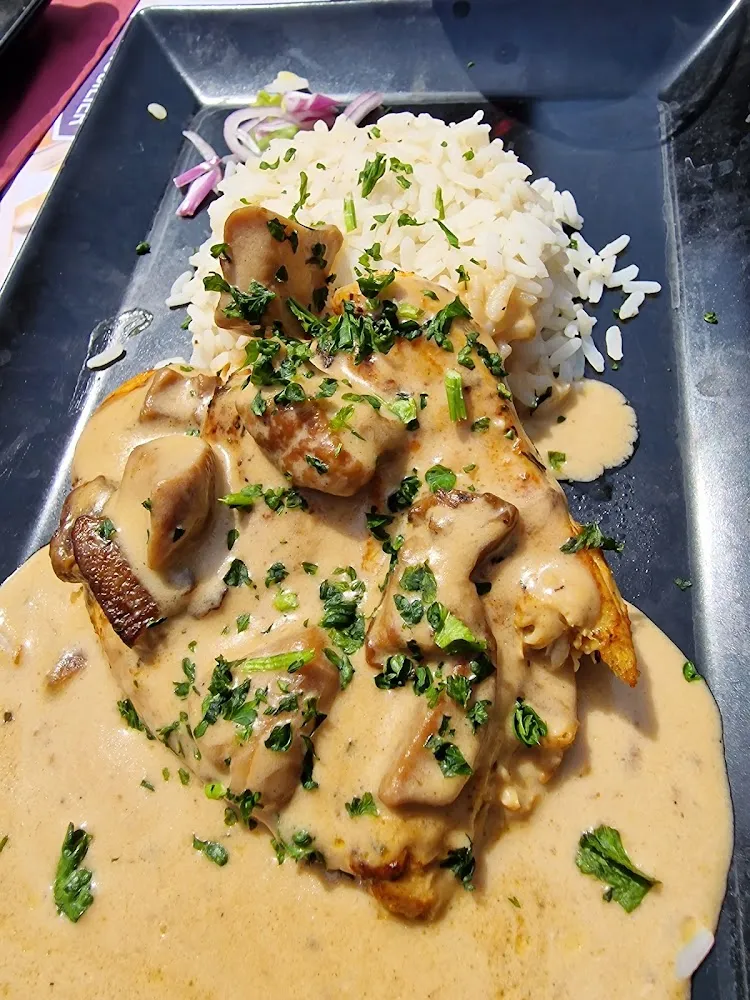 Escaloppe de Poulet A la Crème de Ceps